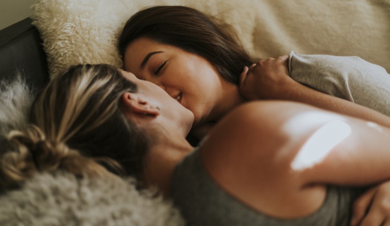 cuplu de femei gay ce folosesc o jucarie sexuala