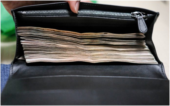 portofel plin cu bani