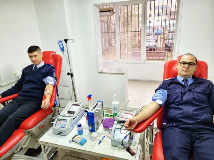 Jandarmii mehedințeni au donat sânge pentru a salva vieți