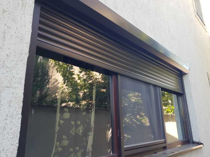 Rulou maro inchis cu plasa pe mijloc